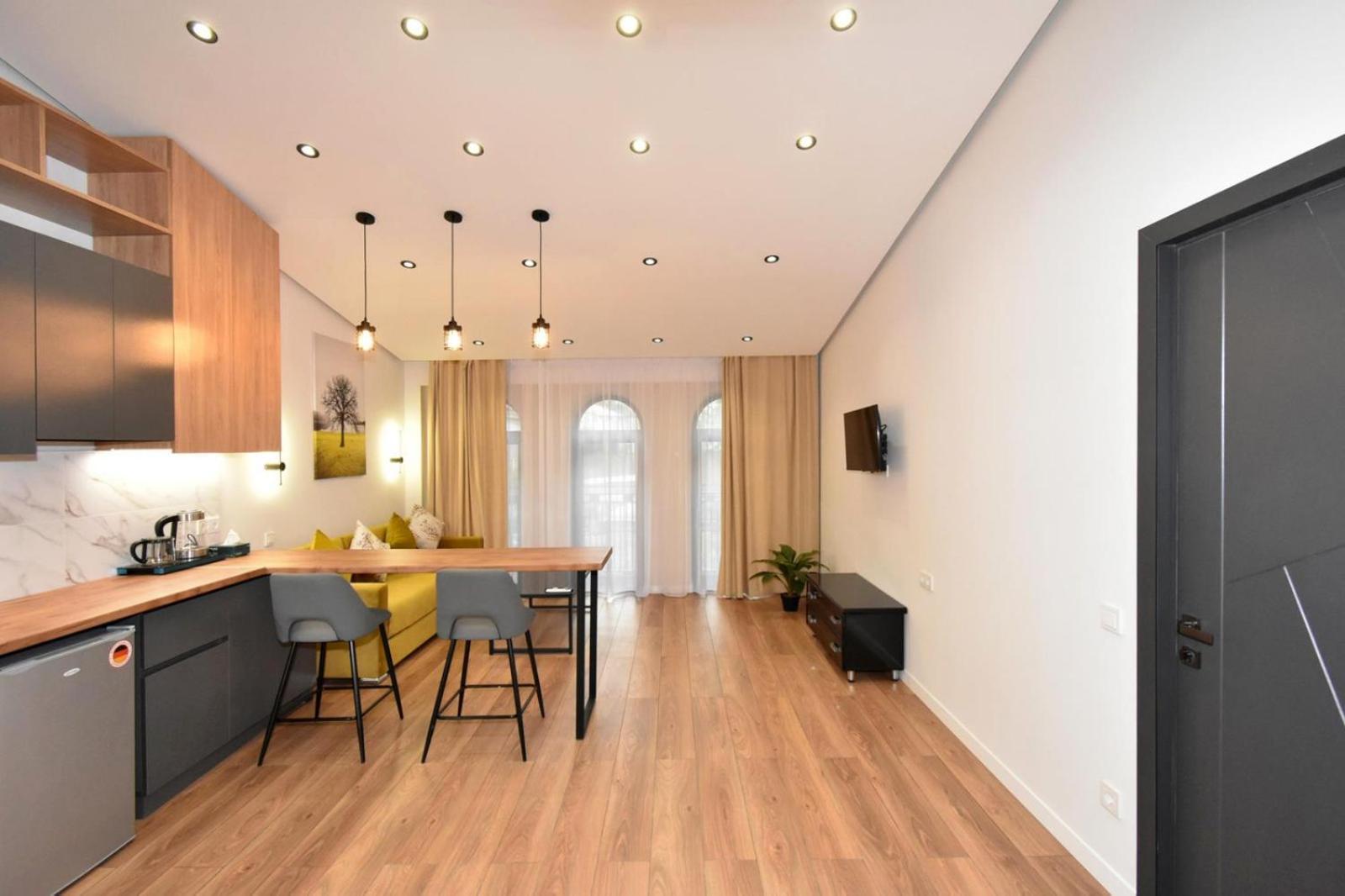 Aygestan Plaza Aparthotel Ереван Екстериор снимка