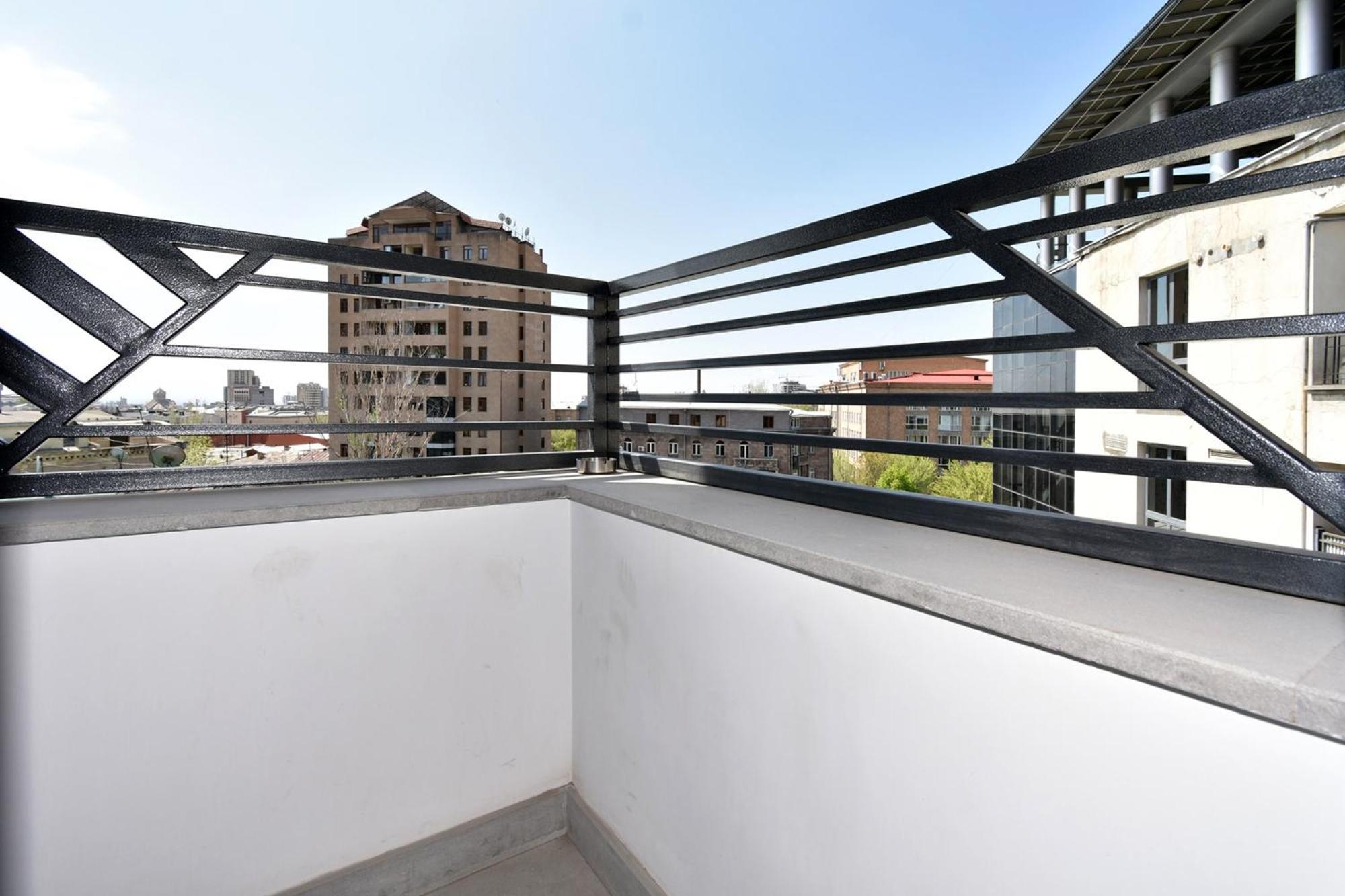 Aygestan Plaza Aparthotel Ереван Екстериор снимка