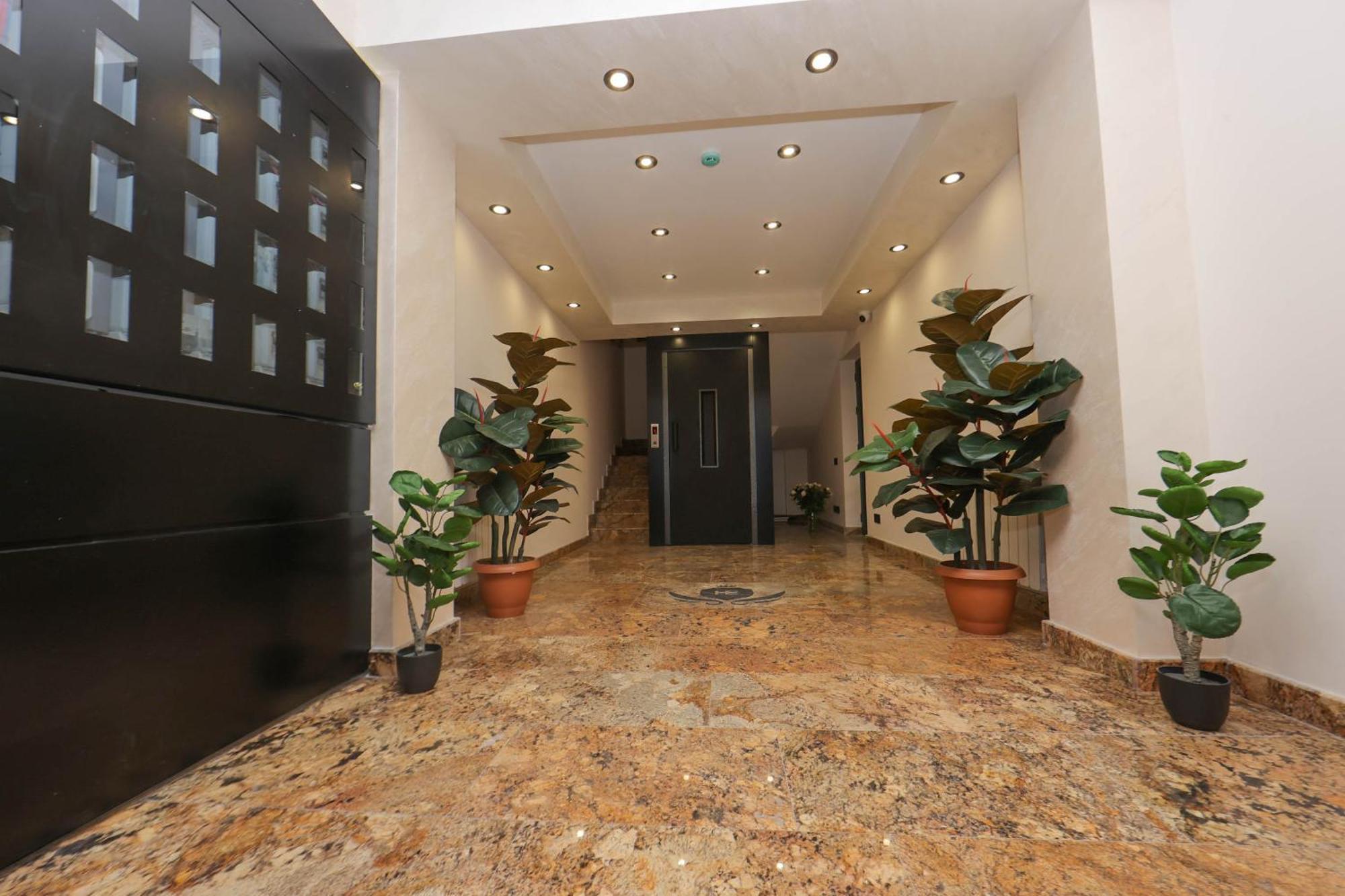 Aygestan Plaza Aparthotel Ереван Екстериор снимка